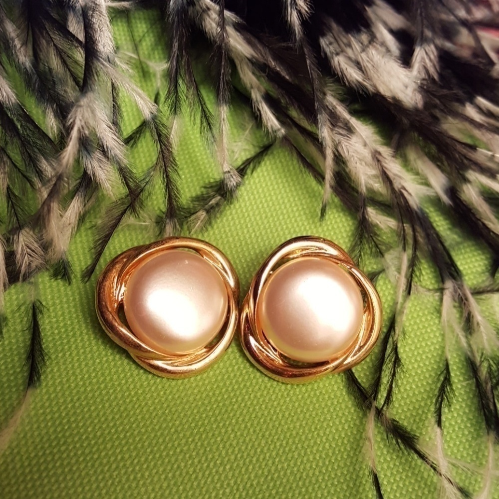FAUX pearl clip earrings.